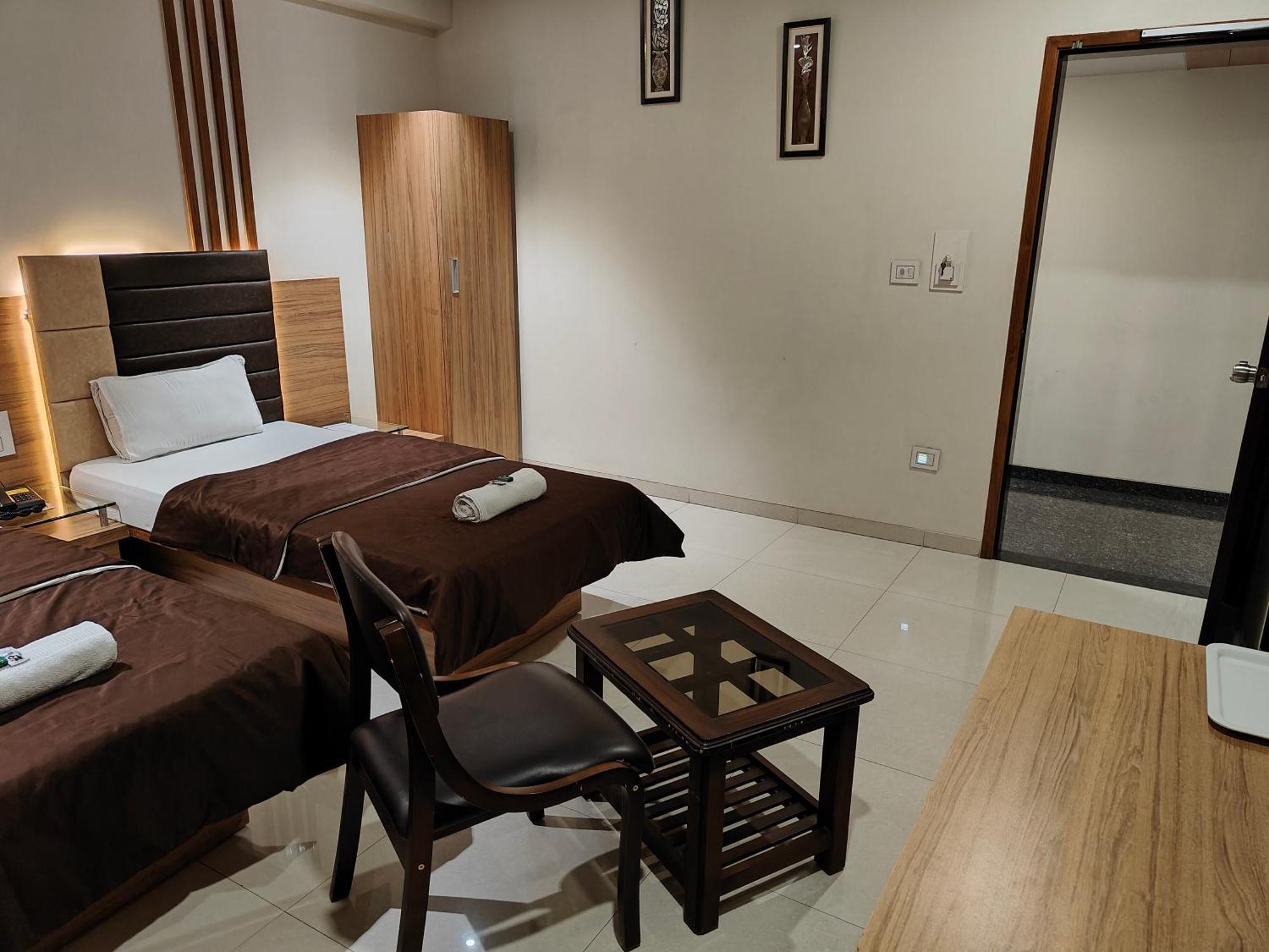 Hotel Sahyog & Rooms 수라트 외부 사진